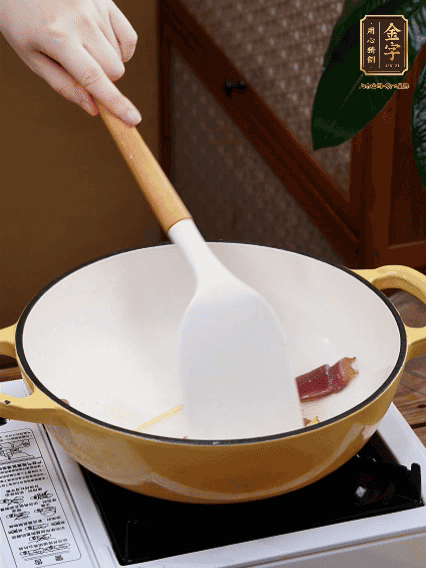 油熱，姜絲、火腿微微煸出香味