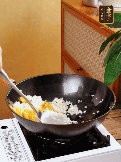 3個(gè)雞蛋攪成蛋液，下鍋煎至5成熟